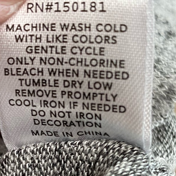 Grayson/Threads Women’s Size Medium Long Sleeve Grey T Shirt with Raw Hem Top - Picture 10 of 10